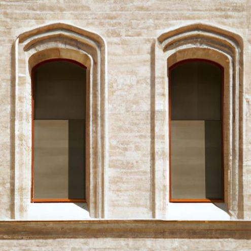 Einzel- und Doppelbogenfensterumrandung aus beigem Travertin, Außenfassadendekoration, Natursteinschnitzerei