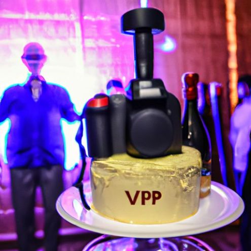 Presentador de botellas de vino feliz con cámara y pastel de cumpleaños VIP para fiestas, clubes nocturnos, eventos de fiesta, pastel colorido LED